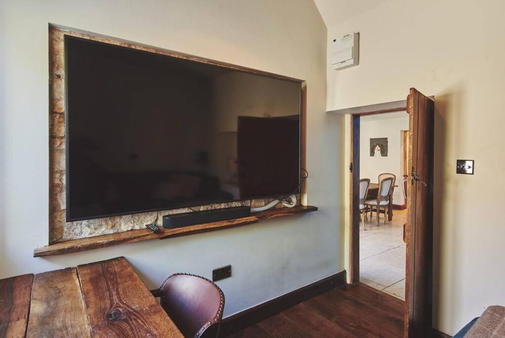 Large Stylish Luxury Cotswold Cottage - Ideal For Families, W/ Ev Charging Andoversford Eksteriør billede